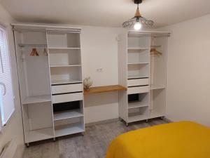 1 dormitorio con estanterías blancas y 1 cama en appartement T2 AGDE centre à 10 mn des plages en Agde