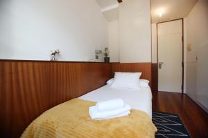 A bed or beds in a room at Hotel Santa Clara