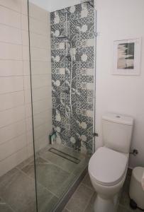 een badkamer met een toilet en een glazen douche bij Anemomylos guesthouse in Paralimni