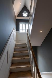 a staircase in a house with a vaulted ceiling at Ankerhus Skagen in Skagen