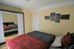 1 dormitorio con cama y espejo en Loreley Hills Residence 2, en Sankt Goarshausen
