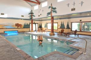 uma mulher na água numa piscina em Stoney Creek Hotel St. Joseph em St. Joseph