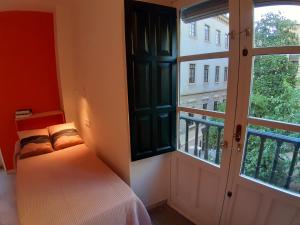 Postel nebo postele na pokoji v ubytování LoopINN Granada