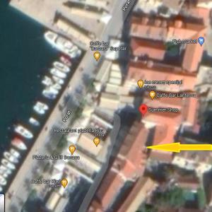 Un mapa de una ciudad con una flecha amarilla en Studio Apartment Klokke, en Supetar 3 fotos más