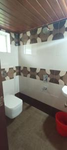 Phòng tắm tại Nirmalyam properties