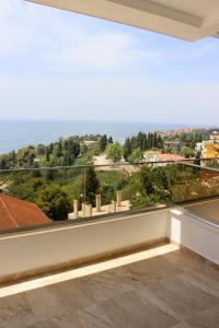 un balcón con vista al mar en IdealHouse Apartments, en Ulcinj