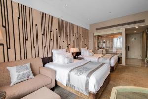 Postel nebo postele na pokoji v ubytování Grand Pacific Hotel Ningbo
