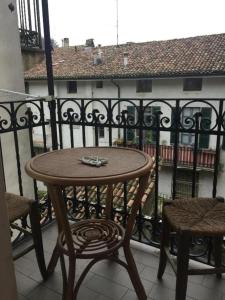 een tafel en stoelen op een balkon met uitzicht op een gebouw bij Lalla's Central Apartment in Tortona