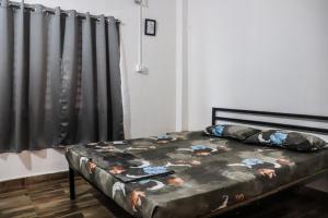Postel nebo postele na pokoji v ubytování Satvik Stays