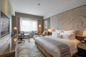 Postel nebo postele na pokoji v ubytování Grand Pacific Hotel Ningbo