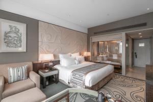 Postel nebo postele na pokoji v ubytování Grand Pacific Hotel Ningbo