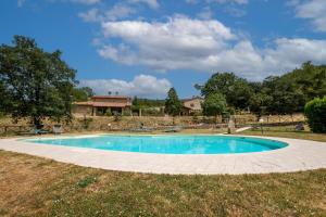 una piscina in mezzo a un cortile di Ginepro Poderone a Grosseto
