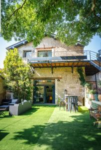 ein Haus mit grünem Rasen davor in der Unterkunft La Bâtisse de jean in Béziers