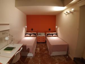Postel nebo postele na pokoji v ubytování LoopINN Granada