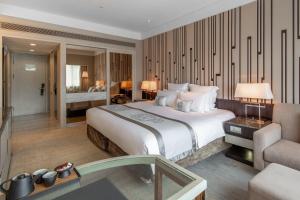 Postel nebo postele na pokoji v ubytování Grand Pacific Hotel Ningbo
