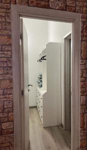 Habitación con nevera blanca. en Apartments Leona, en Rogoznica 126 fotos más