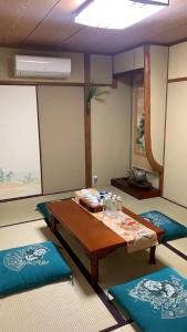 A bed or beds in a room at 京町屋 京都*缘屋kyoto*Enishiya 开业特价&免费早餐供应 NewOpen