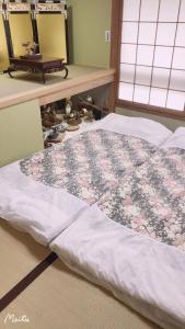 A bed or beds in a room at 京町屋 京都*缘屋kyoto*Enishiya 开业特价&免费早餐供应 NewOpen