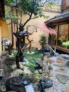 A garden outside 京町屋 京都*缘屋kyoto*Enishiya 开业特价&免费早餐供应 NewOpen