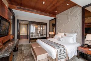 Postel nebo postele na pokoji v ubytování Grand Pacific Hotel Ningbo