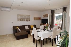 a living room with a table and a couch at Apartment View in Pučišća