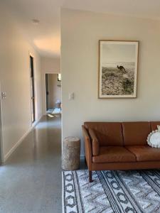 Area soggiorno di The Brook View Byron Bay
