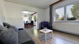 - un salon avec un canapé et une table dans l'établissement Apartman Dorijan, à Rakovica