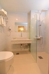 Ένα μπάνιο στο T Shine Resort and Spa