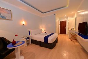 Μια τηλεόραση ή/και κέντρο ψυχαγωγίας στο T Shine Resort and Spa