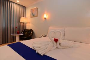 Ένα ή περισσότερα κρεβάτια σε δωμάτιο στο T Shine Resort and Spa