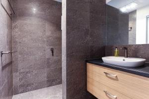 un baño con lavabo y ducha en Karri Forest Vista-peaceful home with forest views, en Margaret River Town 9 fotos más