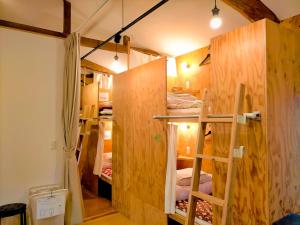 Tempat tidur susun dalam kamar di Saga International Guesthouse Hagakure