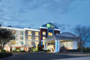 ein Hotelgebäude mit einem Pavillon davor in der Unterkunft Holiday Inn Express & Suites I-26 & Us 29 At Westgate Mall, an IHG Hotel in Spartanburg