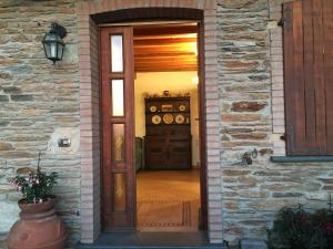 an entrance to a house with a wooden door at Gelsomini in Massa