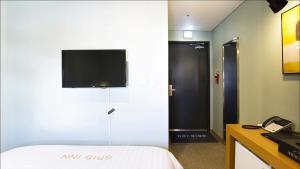 TV a/nebo společenská místnost v ubytování Grid Inn Hotel