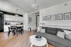 een woonkamer met een bank en een tafel bij 4 Lions Grobla in Gdańsk +12 foto's