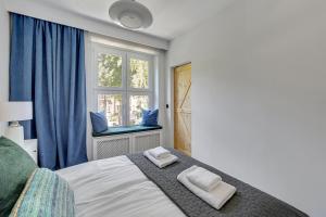 een slaapkamer met een groot bed en een raam bij 4 Lions Grobla in Gdańsk