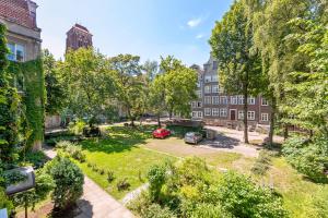 een luchtzicht op een park met auto's erin bij 4 Lions Grobla in Gdańsk