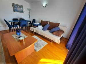 een woonkamer met een bank en een tafel bij Sweet blue in Baška Voda
