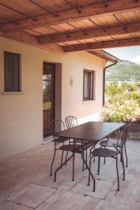 una mesa y sillas en un patio en Agriturismo Querceto, en Frazione Mocaiana