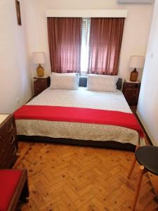 - une chambre avec un grand lit et une fenêtre dans l'établissement Casa Glória, à Tomar