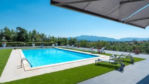 una piscina en medio de un patio en Villa Atmosfere 8, Emma Villas, 