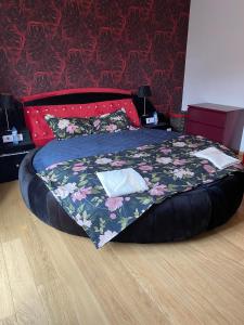 Ce lit se trouve dans une chambre dotée d'un couvre-lit floral. dans l'établissement Villa 33 haut standing Avec piscine et Hammam, à Tanger