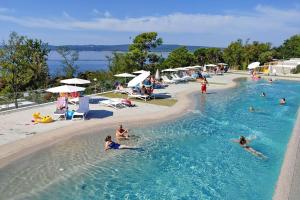 Bazén v ubytovaní MOBILE HOMES SELCE - ALPE JADRAN MOBIL - 631 alebo v jeho blízkosti