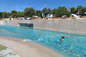Bazén v ubytovaní MOBILE HOMES SELCE - ALPE JADRAN MOBIL - 631 alebo v jeho blízkosti