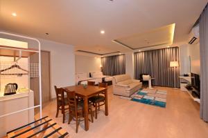 Μια τηλεόραση ή/και κέντρο ψυχαγωγίας στο T Shine Resort and Spa