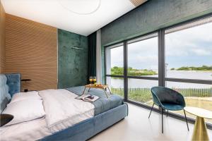 una camera da letto con un letto e una grande finestra di SELLING SUNSET, 2BD SEA VIEW Apt, By Cohost a Šventoji