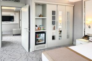 A bed or beds in a room at The Conforium Hotel Van
