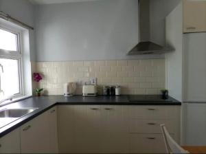 Kitchen o kitchenette sa Recently Renovated House in Heart of Galway City