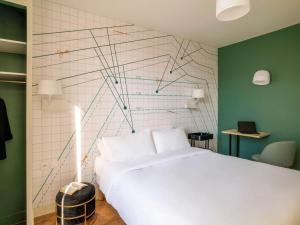 Postel nebo postele na pokoji v ubytování ibis Styles Asnieres Centre